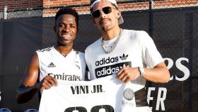 Vinicius Jr. y Trae Young, posando con la camiseta del Real Madrid