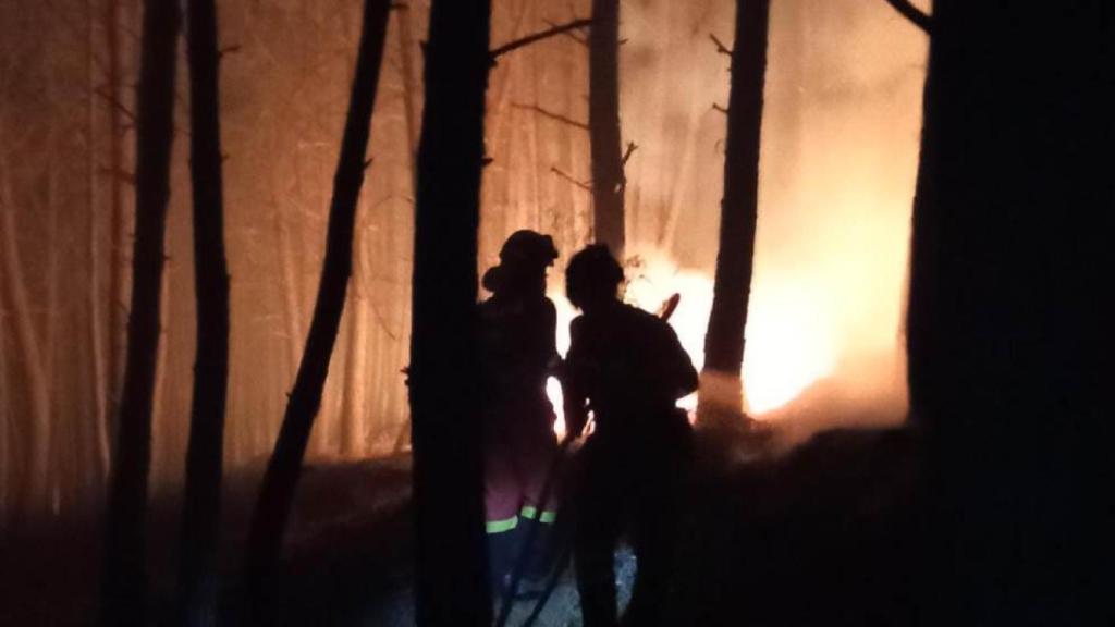 Actuación de la UME esta pasada noche en el incendio de Sevilleja de la Jara.