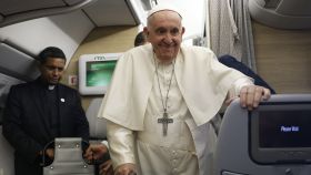 El papa Francisco, durante su comparecencia ante los periodistas en el avión con el que ha viajado por Canadá este sábado 30 de julio
