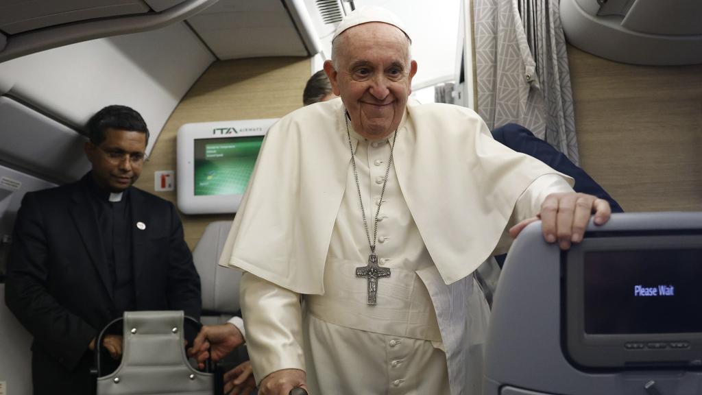 El papa Francisco, durante su comparecencia ante los periodistas en el avión con el que ha viajado por Canadá este sábado 30 de julio