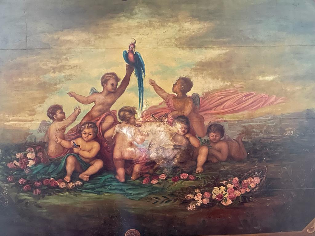 Una de las pinturas del Salón de Actos del Círculo de Artesanos (Cedida).