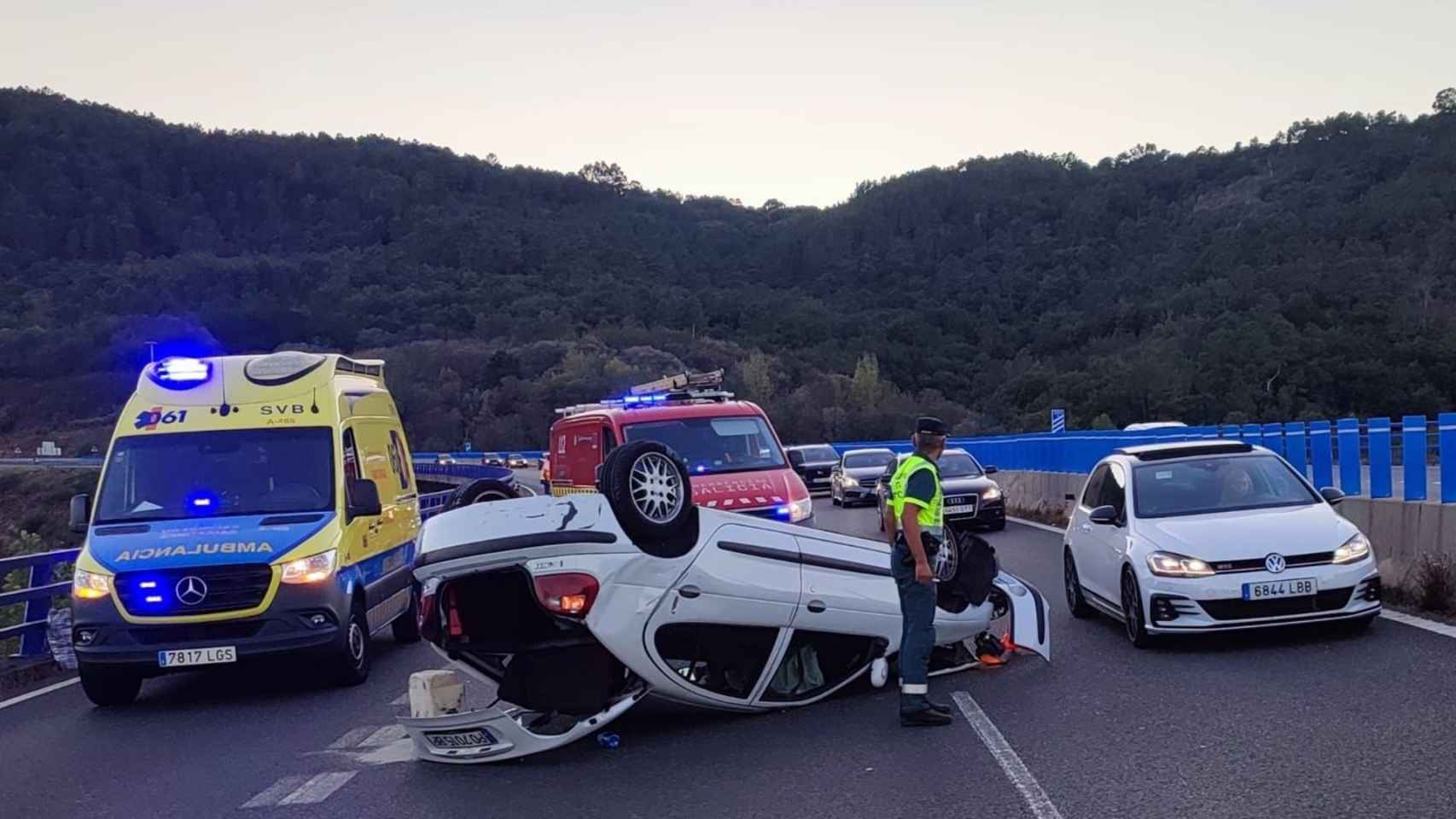 Un conductor sin carné y positivo en drogas sufre un accidente en Ribadavia.