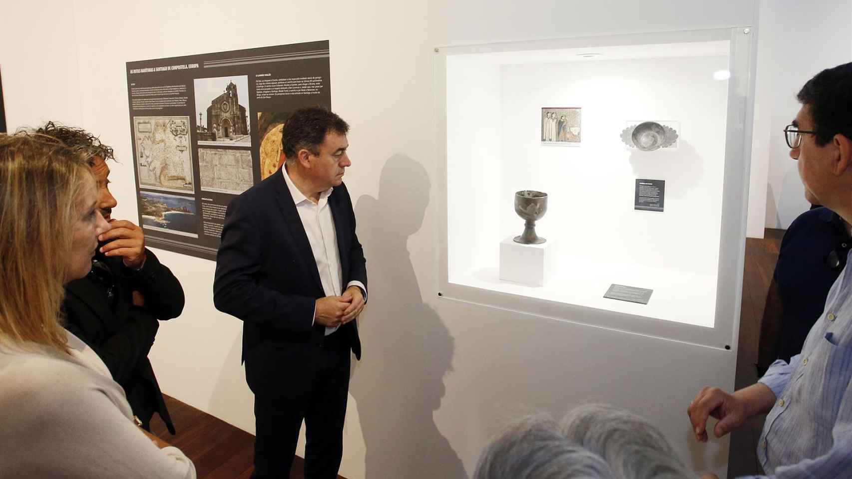 El conselleiro de Cultura, Román Rodríguez, inaugura la muestra ‘Camiños por mar a Compostela’ en Vigo.