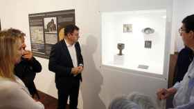 El conselleiro de Cultura, Román Rodríguez, inaugura la muestra ‘Camiños por mar a Compostela’ en Vigo.