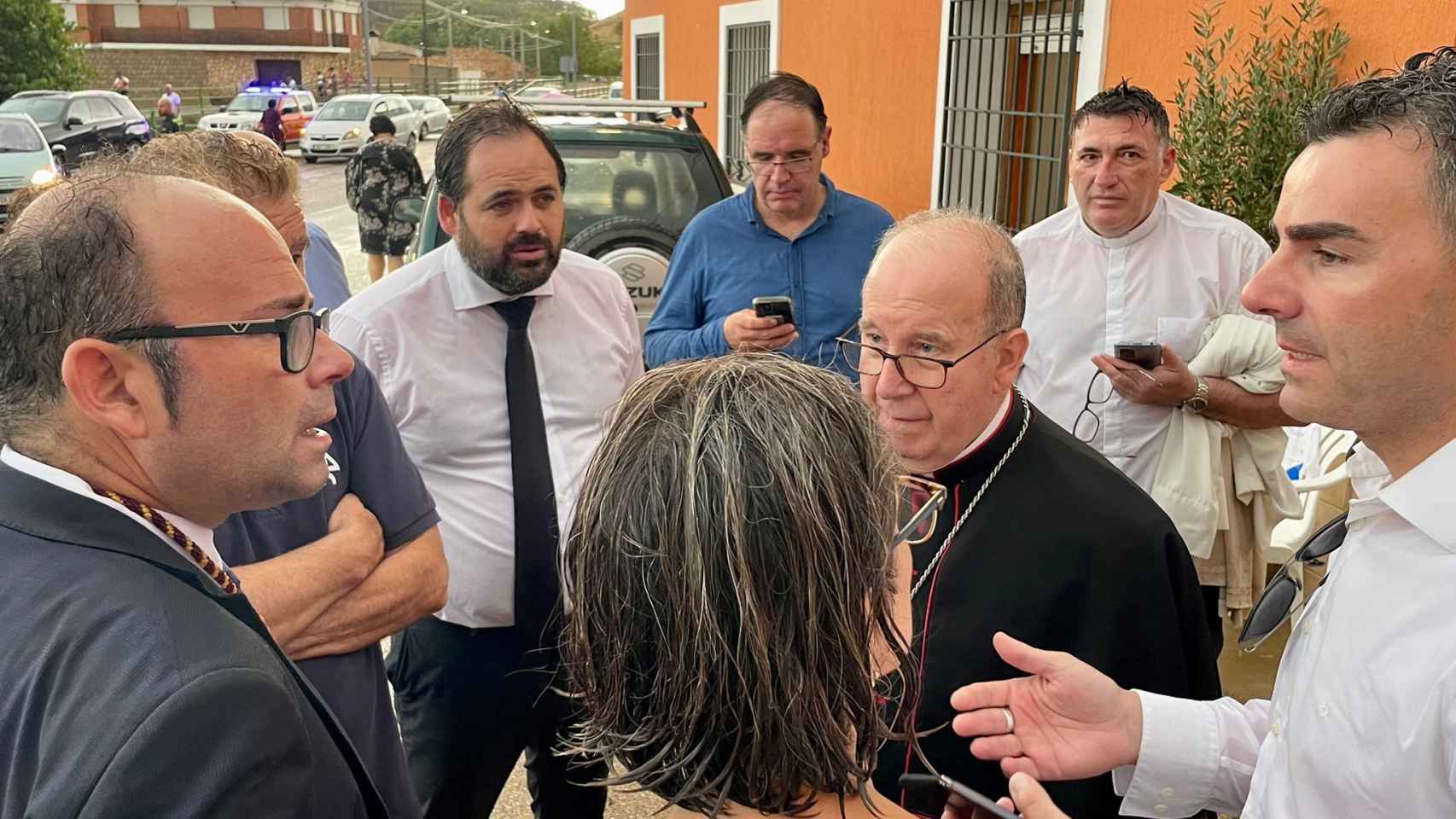 Paco Núñez con el obispo José María Yanguas y otras personas tras la tormenta