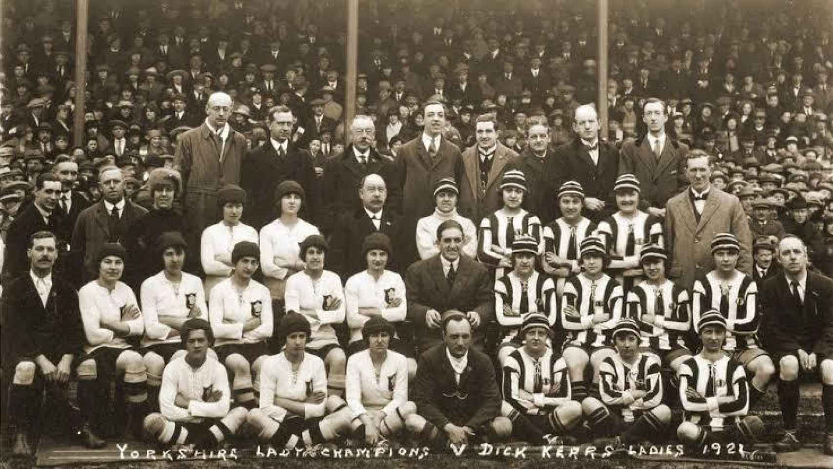 Partido de fútbol femenino celebrado en Inglaterra en 1921 presenciado por 53.000 espectadores