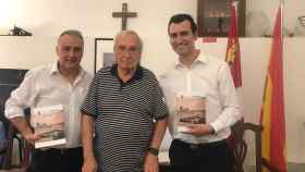 Luis Chico, Evaristo Cuadrado y David Esteban posan junto al libro