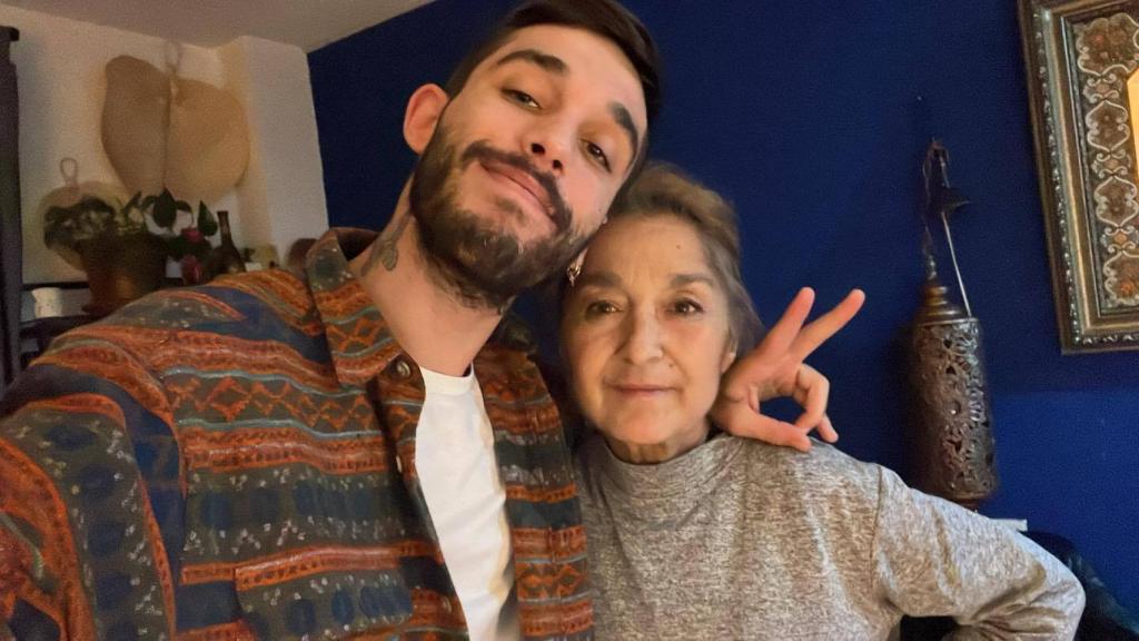 Víctor Elías y su madre en una imagen de sus redes sociales.