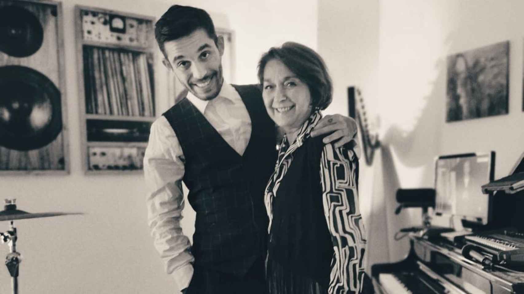 Víctor Elías junto a su madre en una imagen compartida en sus redes sociales.