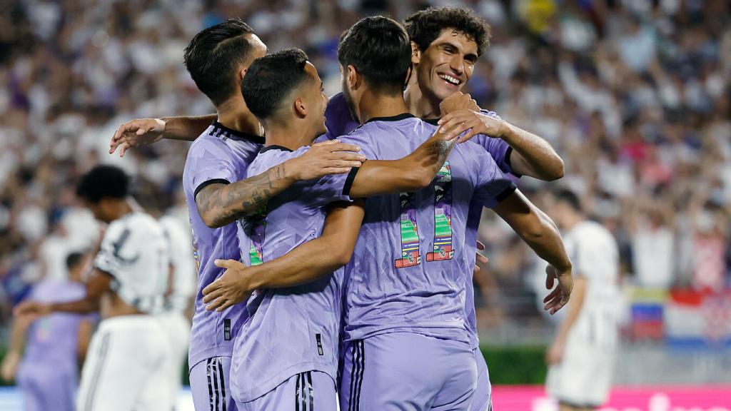 Dani Ceballos, Lucas Vázquez y Jesús Vallejo felicitan a Marco Asensio por su gol (camiseta morada del Real Madrid)