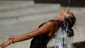 Imagen de archivo de una persona refrescándose ante la ola de calor