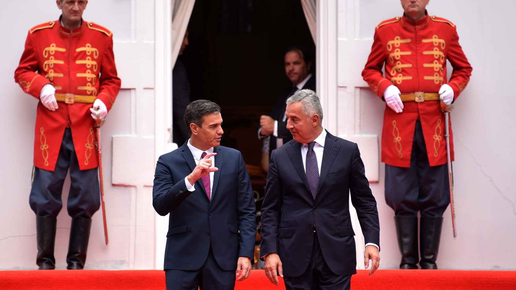 Pedro Sánchez junto al presidente de Montenegro, Milo Djukanovic, este domingo.