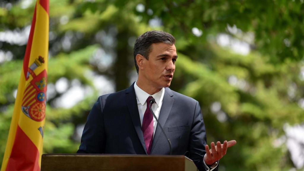 Pedro Sánchez, presidente del Gobierno, atiende a la prensa tras reunirse con el presidente de Montenegro, Milo Djukanovic, el pasado domingo.