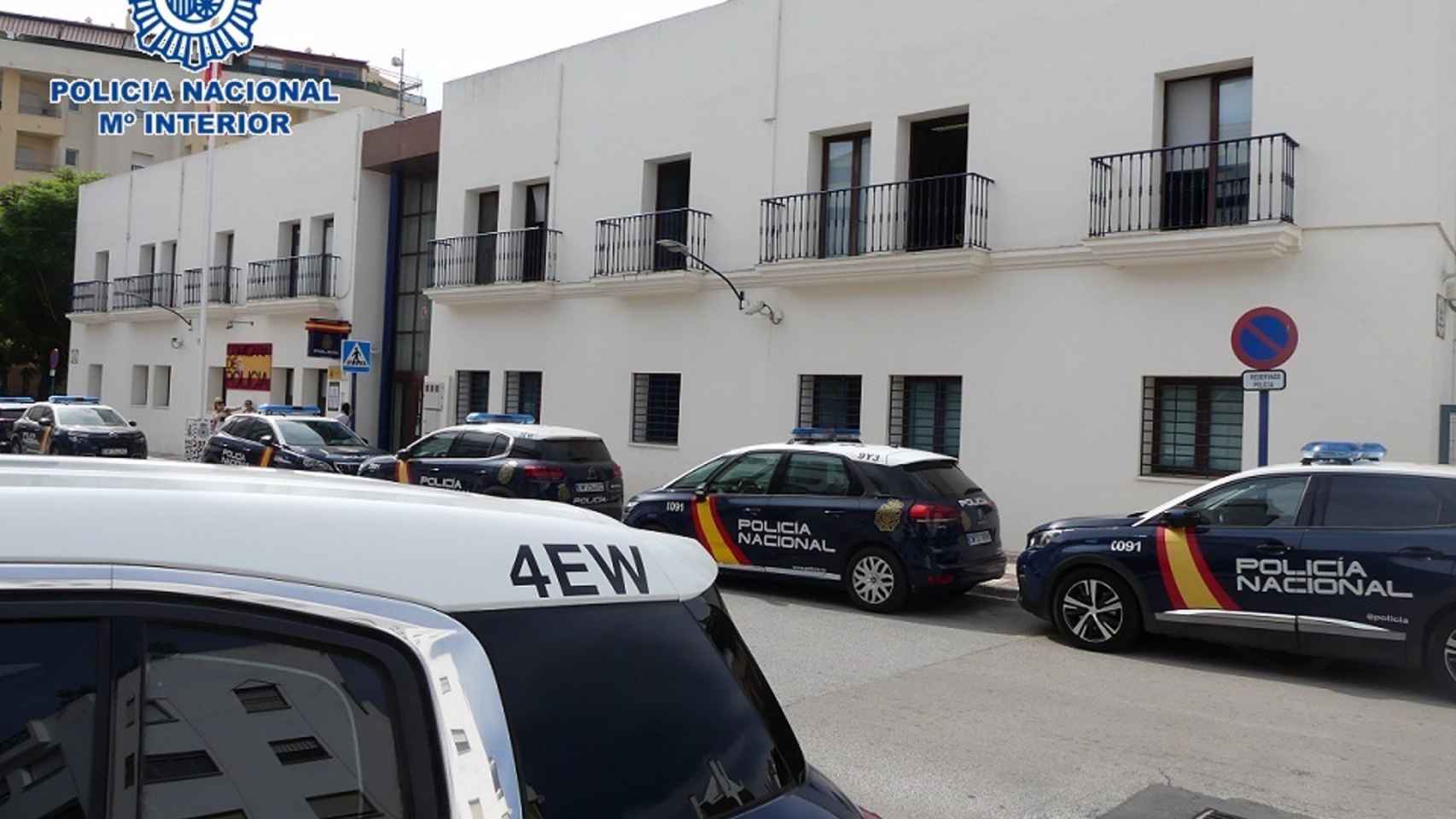 Vehículos de la Policía Nacional en la Comisaría de Estepona (Málaga).
