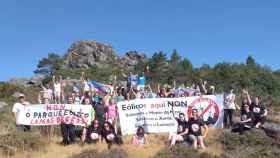 Un centenar de personas se manifiestan en Calvos de Randín (Ourense) contra el polígono eólico Lamas de Feás.