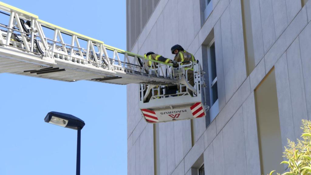 Los bomberos trabajan durante el simulacro de incendios en la residencia para personas mayores CleceVitam Pardo Bazán, en Vigo.