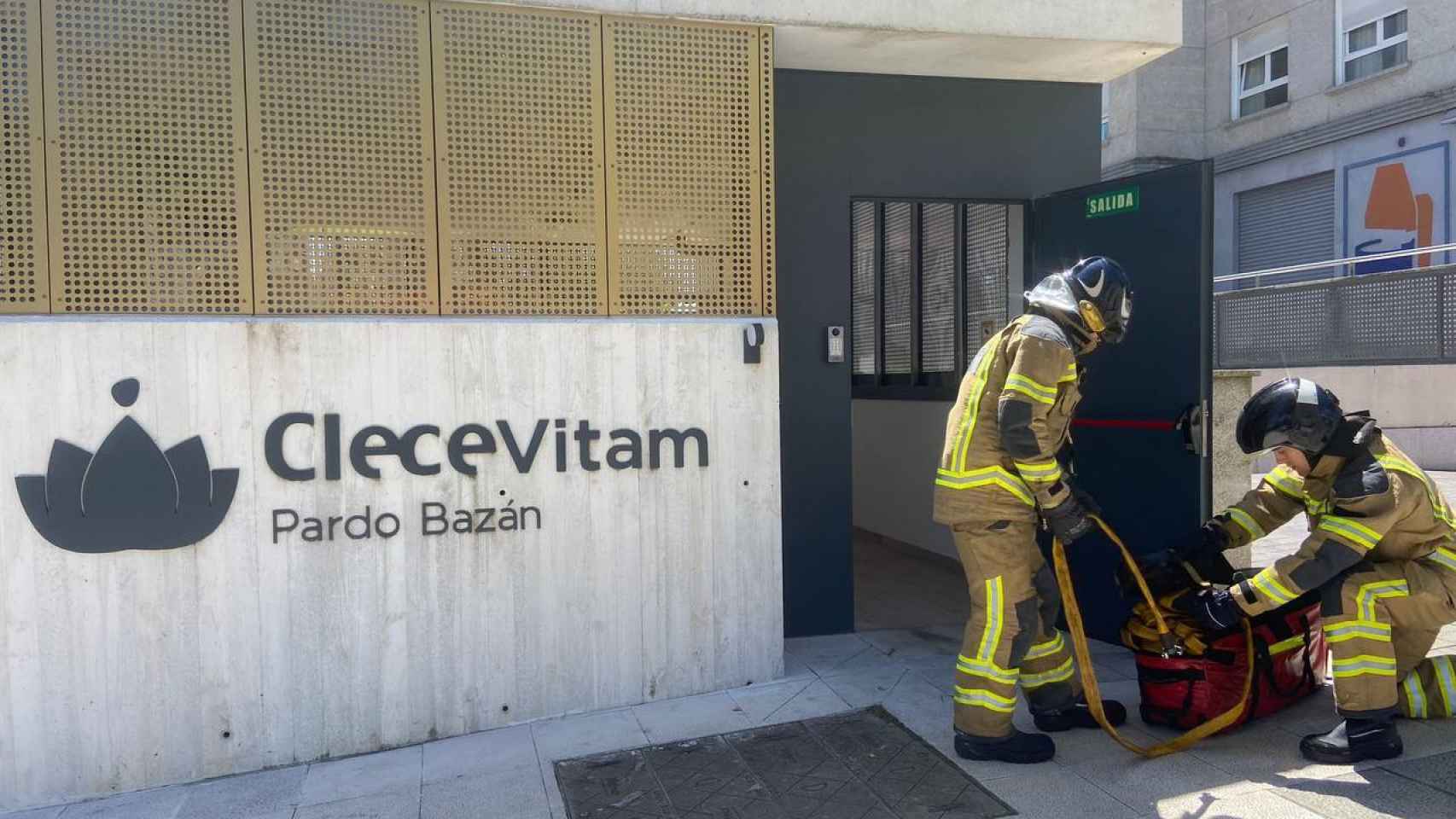 Los bomberos trabajan durante el simulacro de incendios en la residencia para personas mayores CleceVitam Pardo Bazán, en Vigo