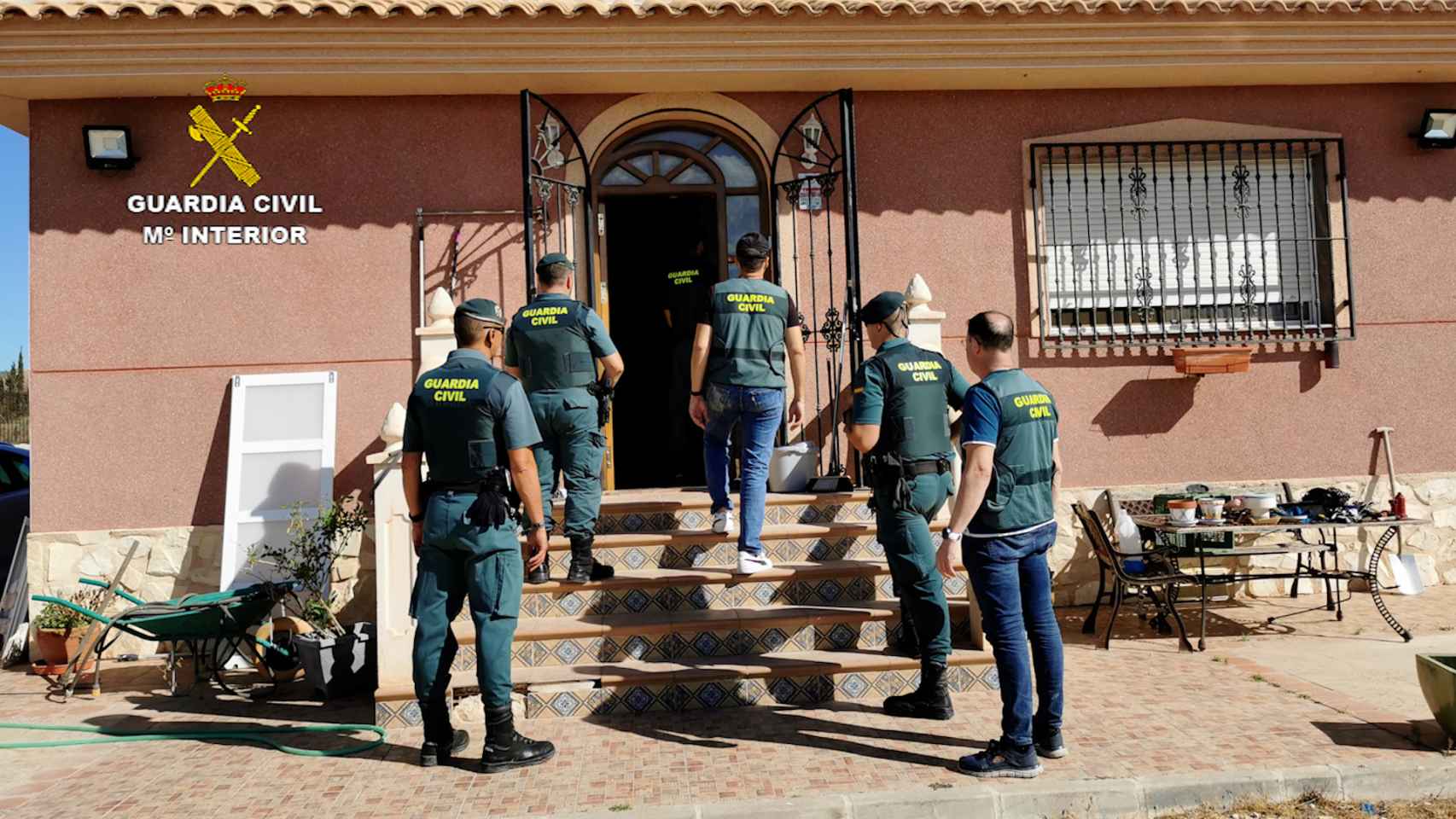 El momento de la entrada de los guardias civiles en la casa de Murcia.