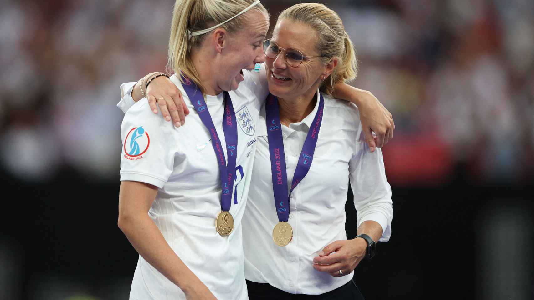 La jugadora Beth Mead y Sarina Wiegman celebran la victoria de la Eurocopa.