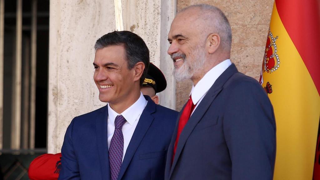 Pedro Sánchez junto al primer ministro albanés, Edi Rama.