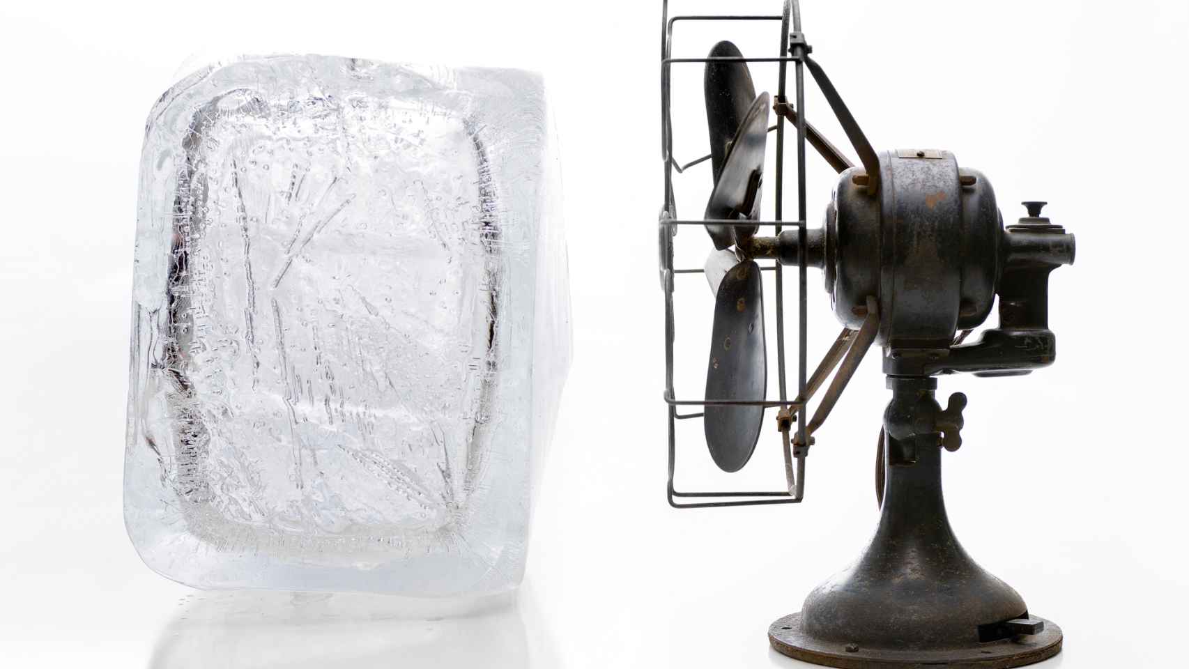 Bloque de hielo junto a un ventilador.
