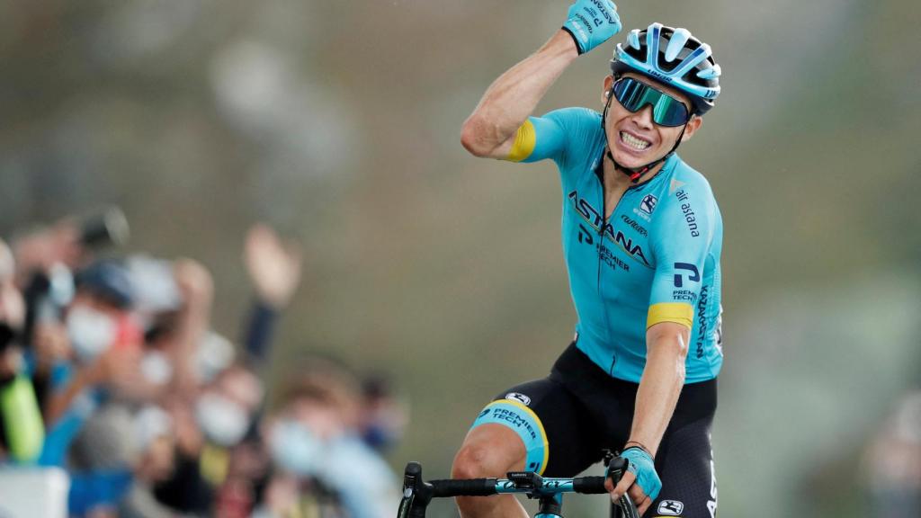 Miguel Angel López celebra su victoria en Col de la Loze.