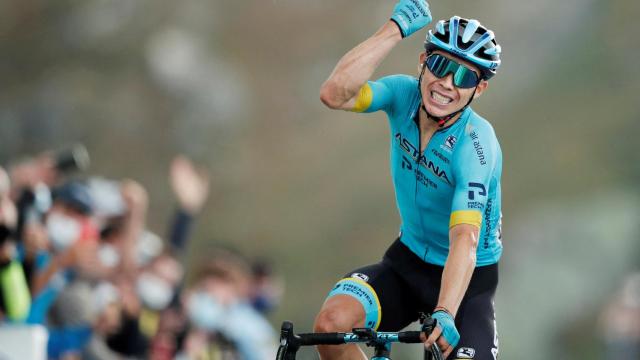 Miguel Angel López celebra su victoria en Col de la Loze.