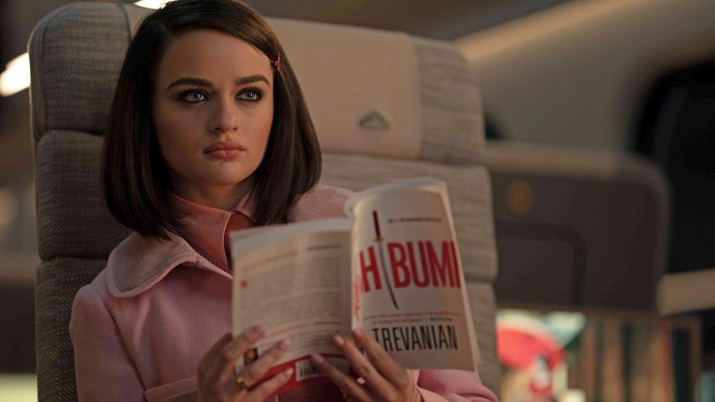 La actriz Joey King, en el papel de Prince, lee un ejemplar de 'Shibumi' en 'Bullet Train'