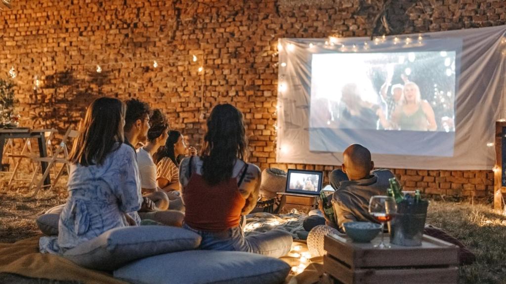 Un grupo de amigos en un cine de verano.