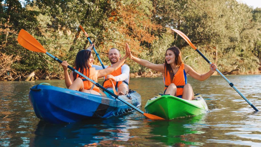 Amigos practicando deporte en el pantano.