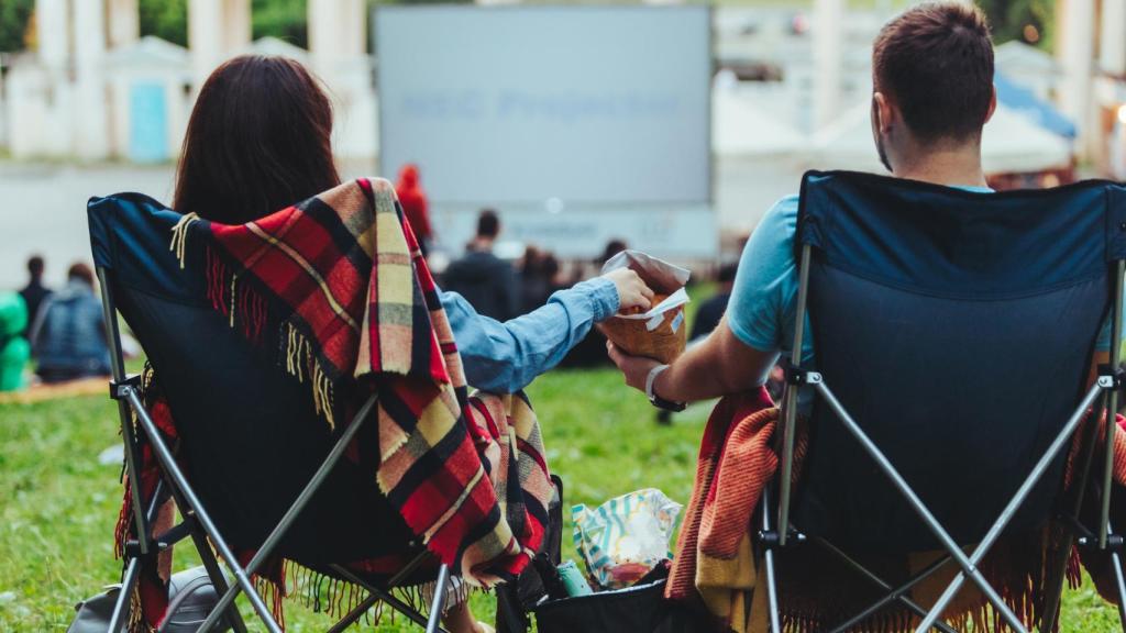 Pareja en un cine de verano.