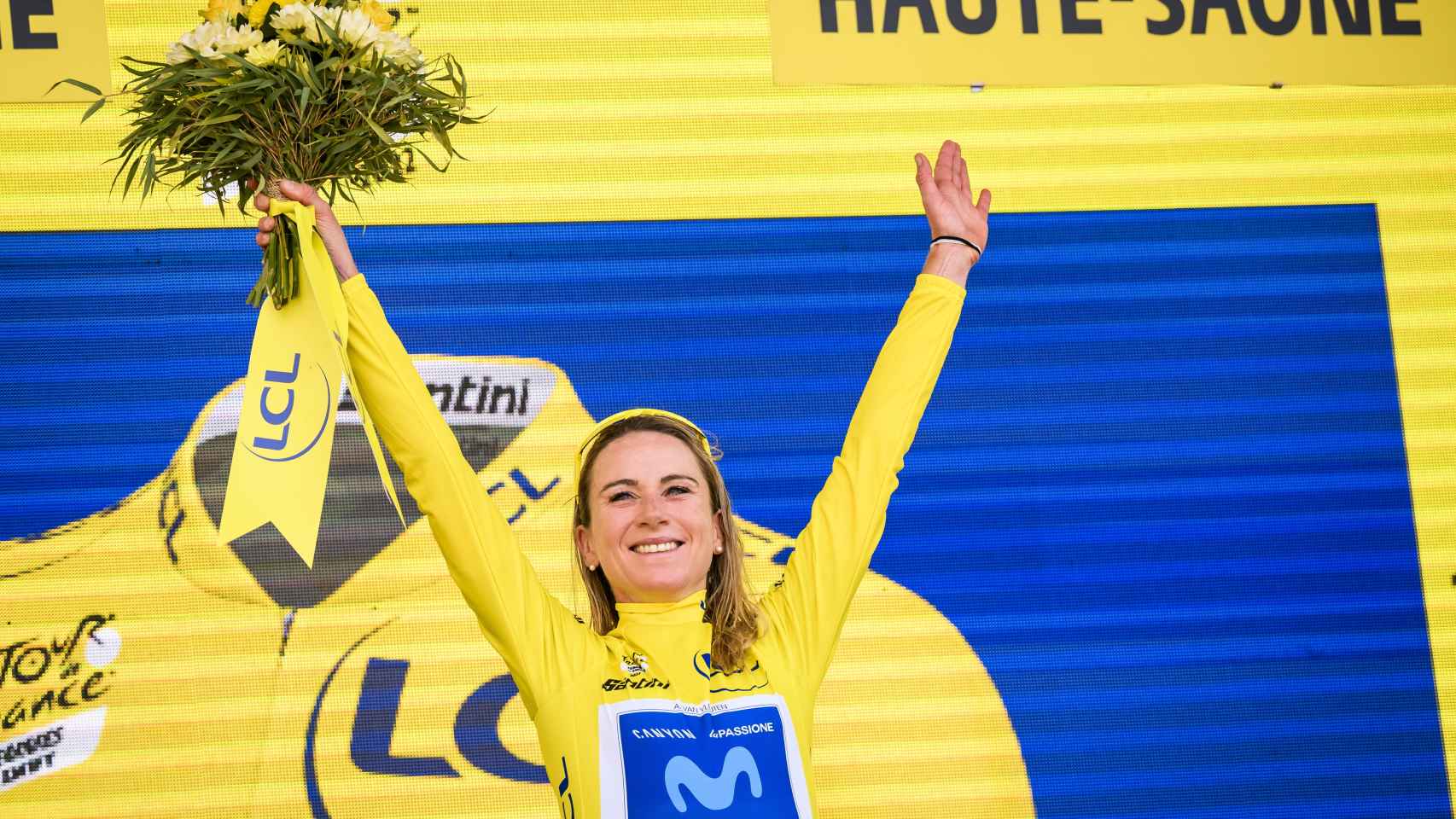 Annemiek Van Vleuten en lo más alto del podio del Tour de France Femmes.