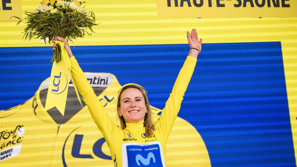 Annemiek Van Vleuten en lo más alto del podio del Tour de France Femmes.