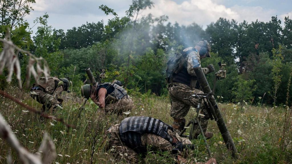 Tropas ucranianas realizan ejercicios militares en la provincia de Járkov.