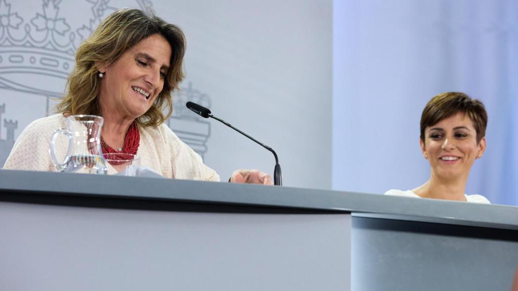 La vicepresidenta tercera y ministra para la Transición Ecológica y el Reto Demográfico, Teresa Ribera (i), y la ministra Portavoz, Isabel Rodríguez (d), en una rueda posterior al Consejo de Ministros, a 1 de agosto de 2022.