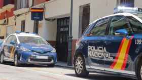 Imagen de dos coches de la Policía Nacional.