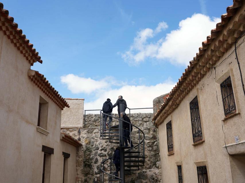 Un grupo de turistas visitando la muralla de la localidad vallisoletana de Urueña.