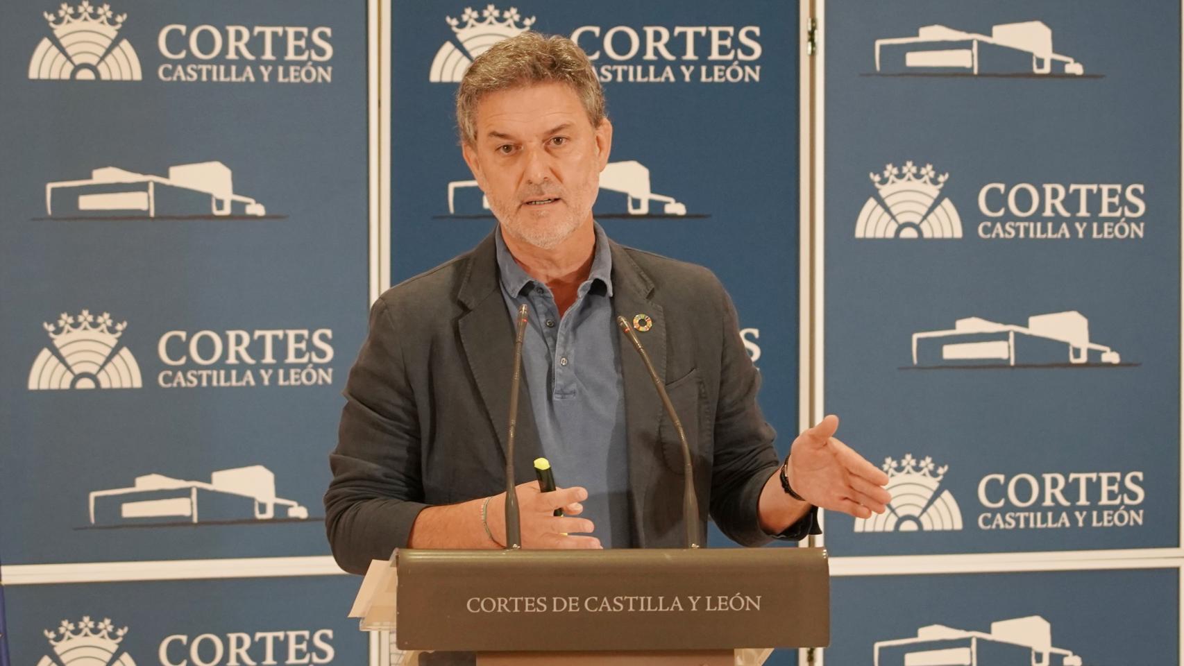 El portavoz de Medio Ambiente del Grupo Socialista, José Luis Vázquez, durante una rueda de prensa en las Cortes