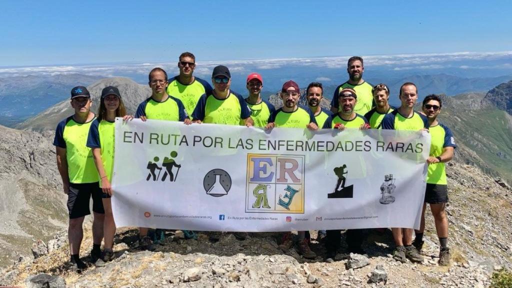 Los miembros de la asociación en lo alto de la cima