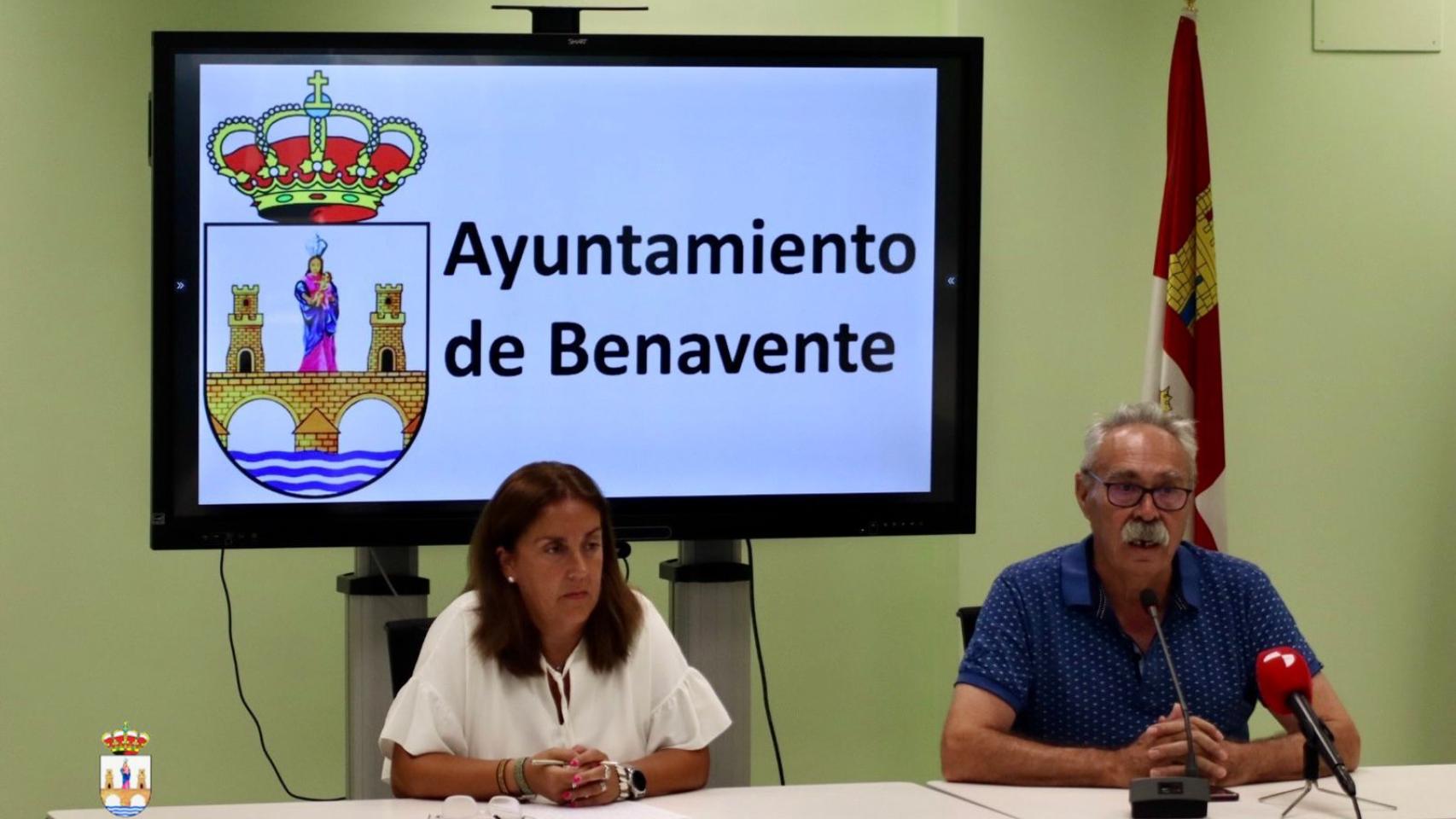 La concejala de Ferias, Sandra Otero, junto con el concejal de Turismo, José Mariño, han presentado esta mañana en el Ayuntamiento de Benavente la programación de las Ferias de Septiembre