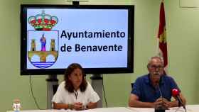 La concejala de Ferias, Sandra Otero, junto con el concejal de Turismo, José Mariño, han presentado esta mañana en el Ayuntamiento de Benavente la programación de las Ferias de Septiembre