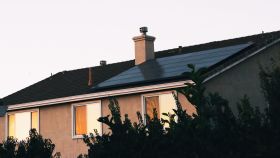 Placas solares en una vivienda.