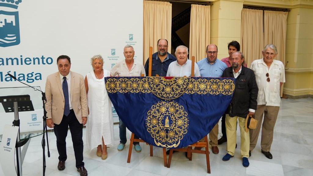 Presentación del capote de paseo que recibirá Manzanares en la feria de Málaga.