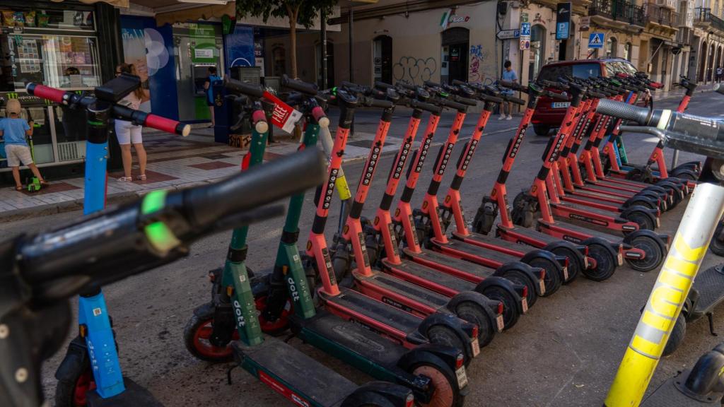 Imagen de uno de los aparcamientos para patinetes que hay en Málaga.