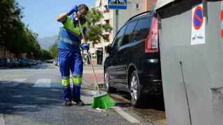Los operarios de la empresa de limpieza de Málaga que pierden dinero por faltar al trabajo van a más