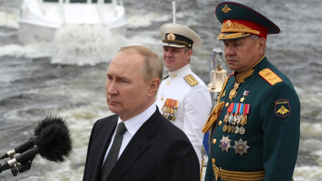Vladimir Putin, junto al ministro de Defensa ruso, Sergei Shoigu (a la derecha de la imagen).