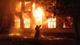 Un bombero apaga las llamas del hospital de Mikolaiv atacado por Rusia.