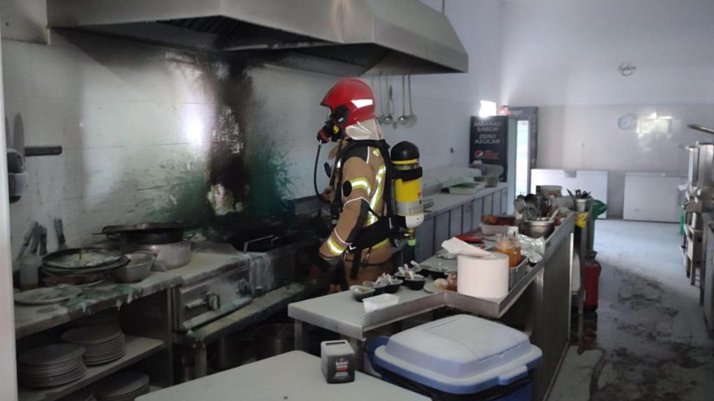 Arde una freidora en una cafetería en Oleiros (A Coruña) y deja cuatro afectados