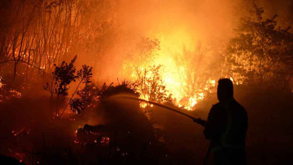 Brigadas forestales y vecinos colaboraron en el control de las llamas, lejos de las viviendas, en Cudeiro (Ourense).