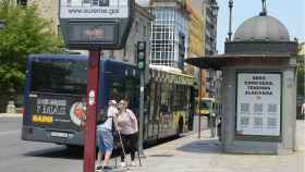 Dos personas se saludan al lado de un termómetro en la calle que marca 41 grados en Ourense.